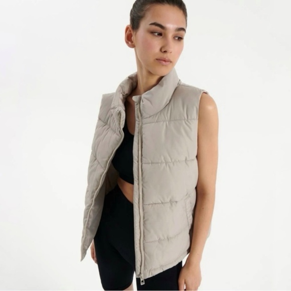 Old Navy Women’s Tan Puff Vest Jacket Winter Sleeveless
